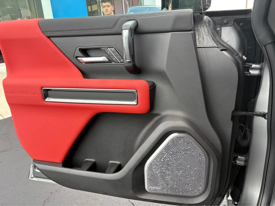 2025 GMC Hummer EV - Image 10 of 14