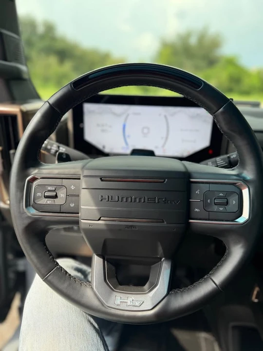 2025 GMC Hummer EV - Image 11 of 15