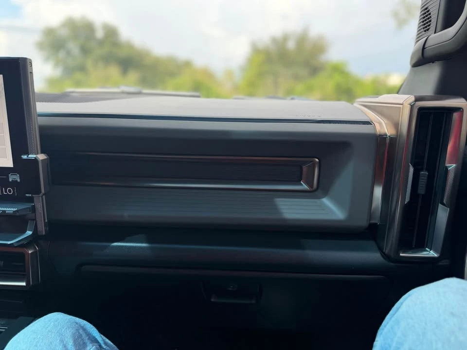 2025 GMC Hummer EV - Image 14 of 15