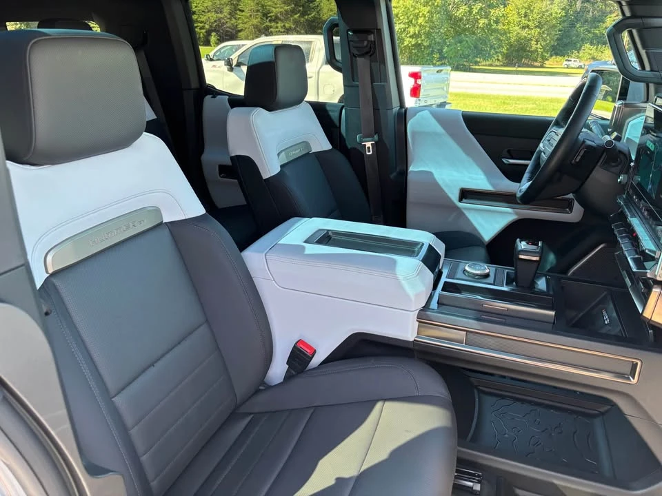2025 GMC Hummer EV - Image 18 of 20