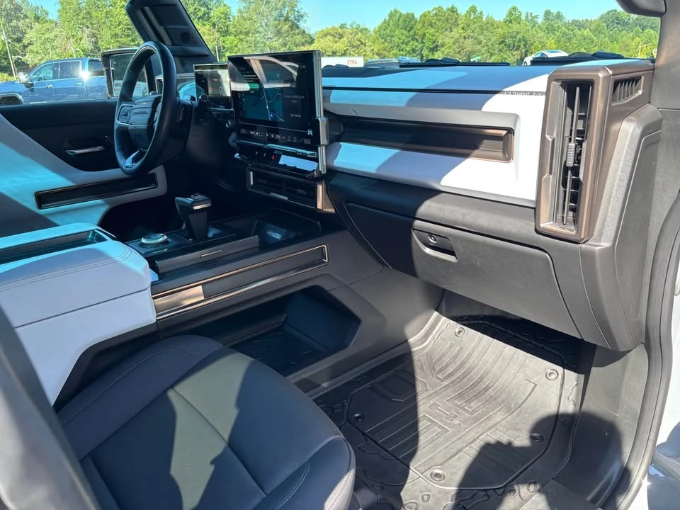 2025 GMC Hummer EV - Image 19 of 20