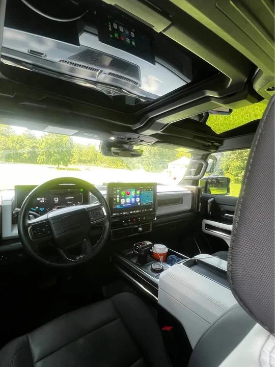 2025 GMC Hummer EV - Image 13 of 15