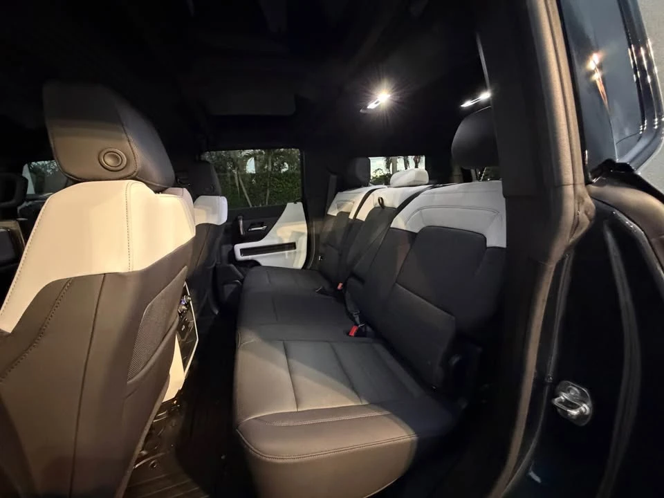 2025 GMC Hummer EV - Image 9 of 15