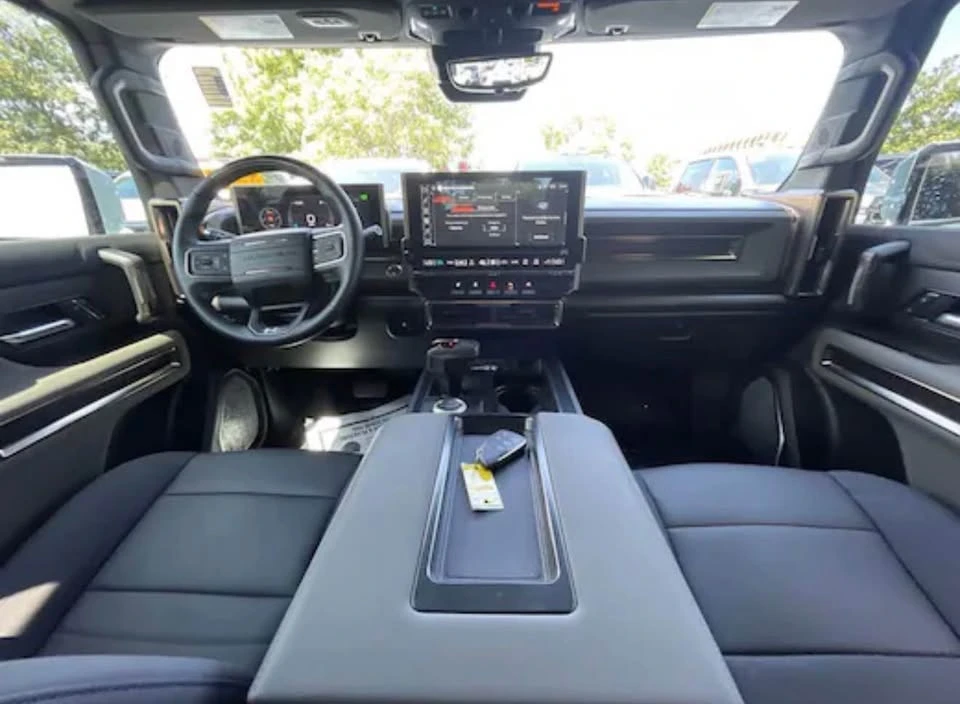 2025 GMC Hummer EV - Image 7 of 11