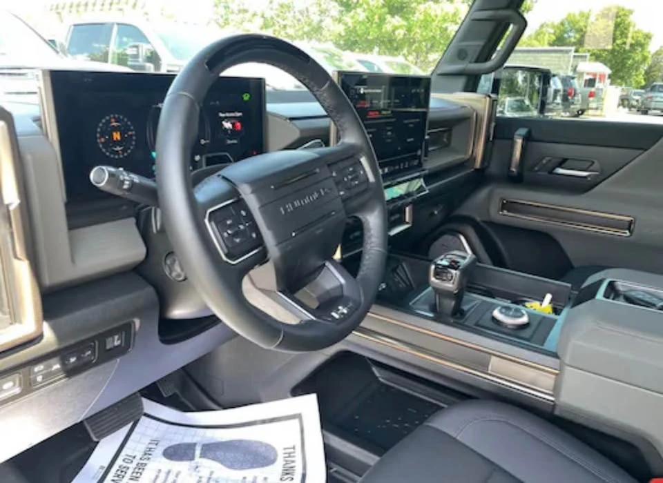 2025 GMC Hummer EV - Image 10 of 11