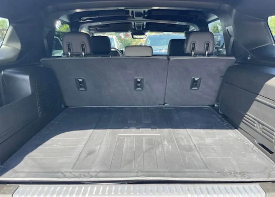 2025 GMC Hummer EV - Image 9 of 11