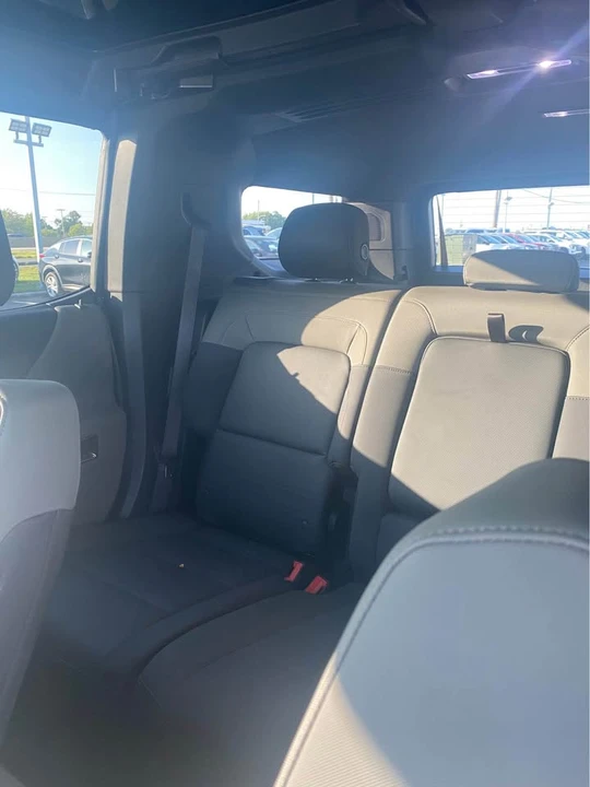 2025 GMC Hummer EV - Image 10 of 11
