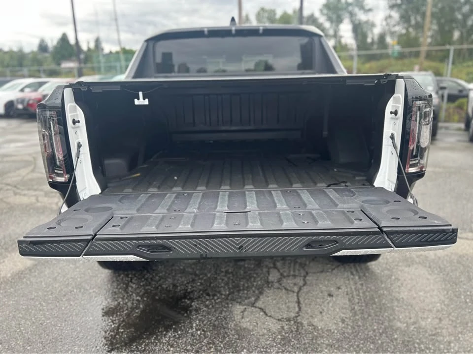 2025 GMC Hummer EV - Image 12 of 20