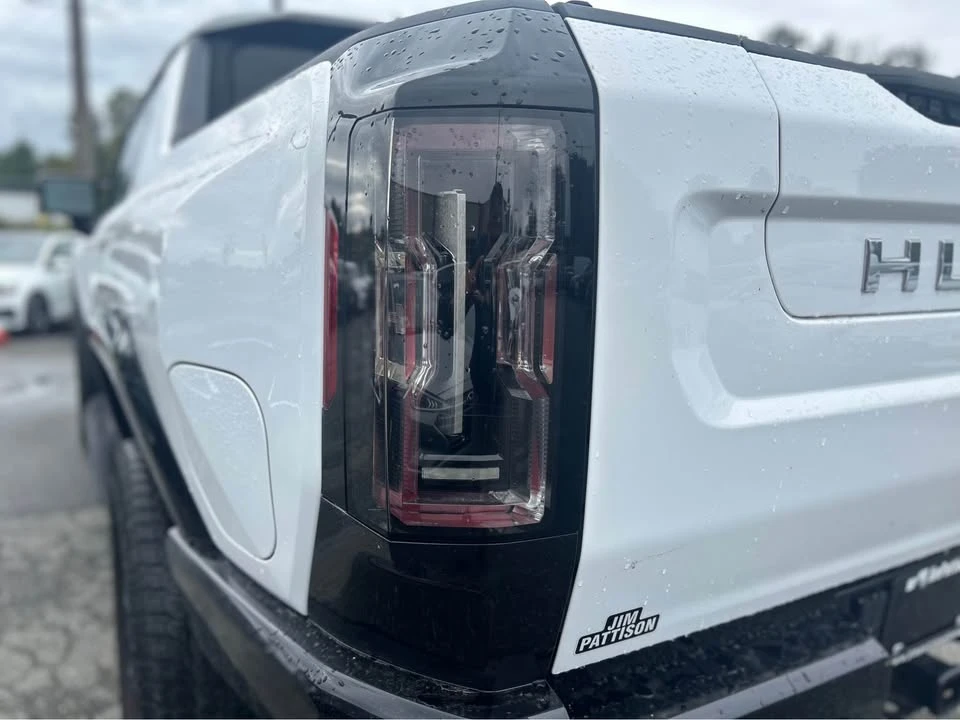 2025 GMC Hummer EV - Image 18 of 20