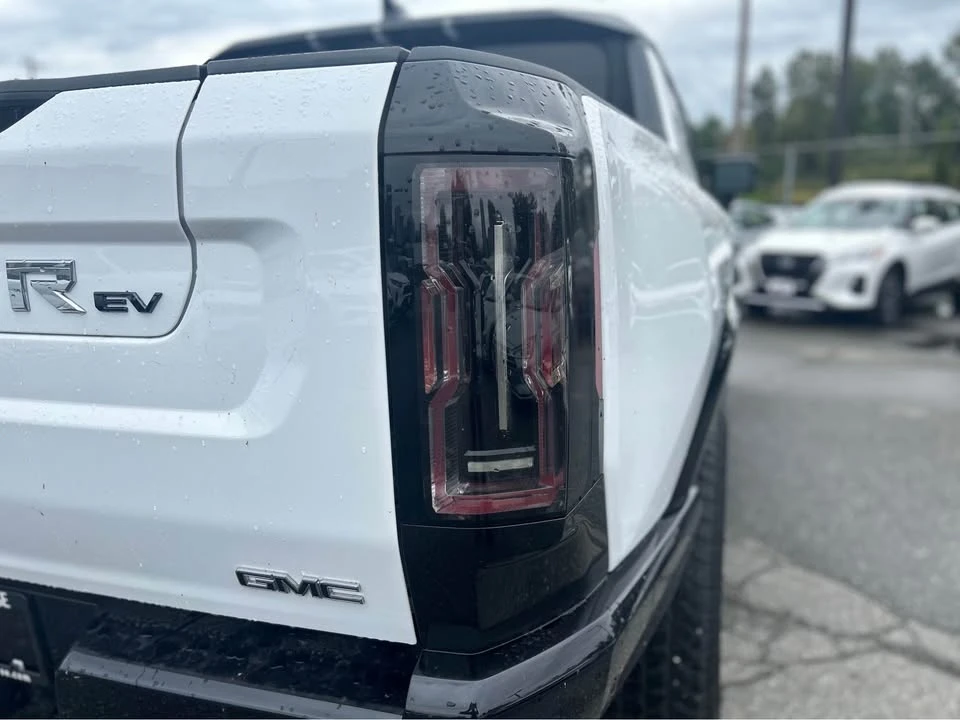 2025 GMC Hummer EV - Image 19 of 20