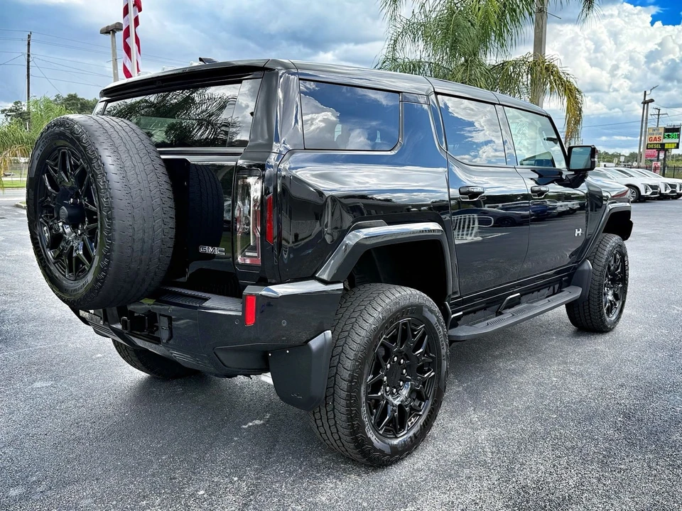 2025 GMC Hummer EV - Image 9 of 12