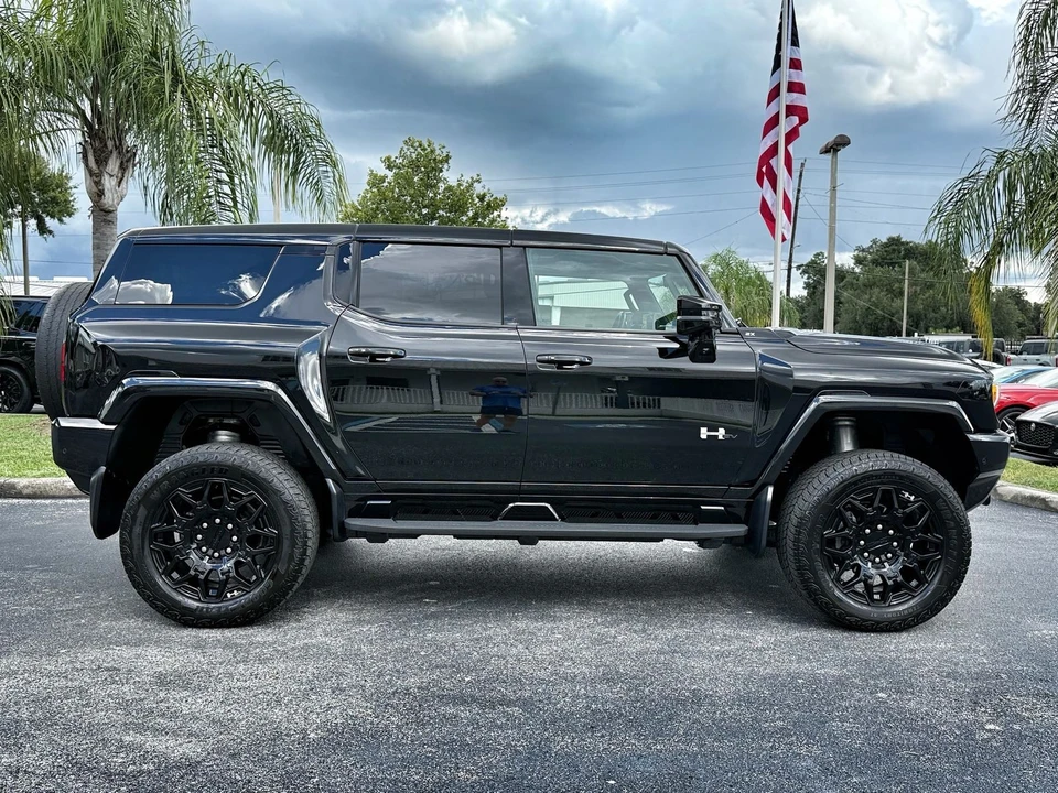 2025 GMC Hummer EV - Image 10 of 12