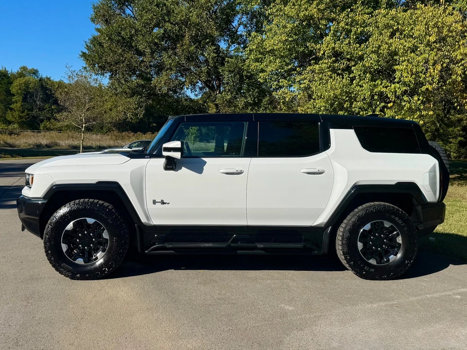 2025 GMC Hummer EV - Image 8 of 12