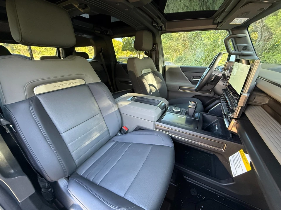 2025 GMC Hummer EV - Image 18 of 21
