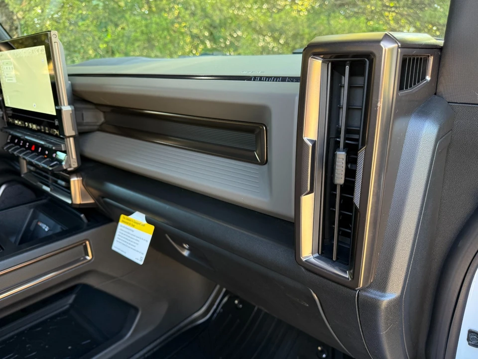 2025 GMC Hummer EV - Image 16 of 21