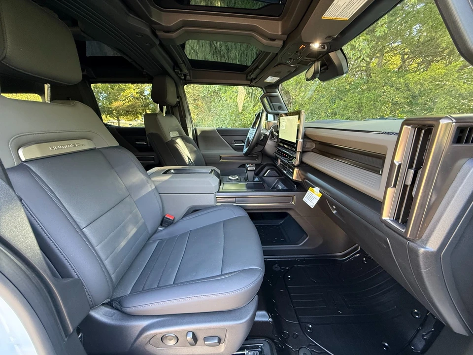 2025 GMC Hummer EV - Image 17 of 21