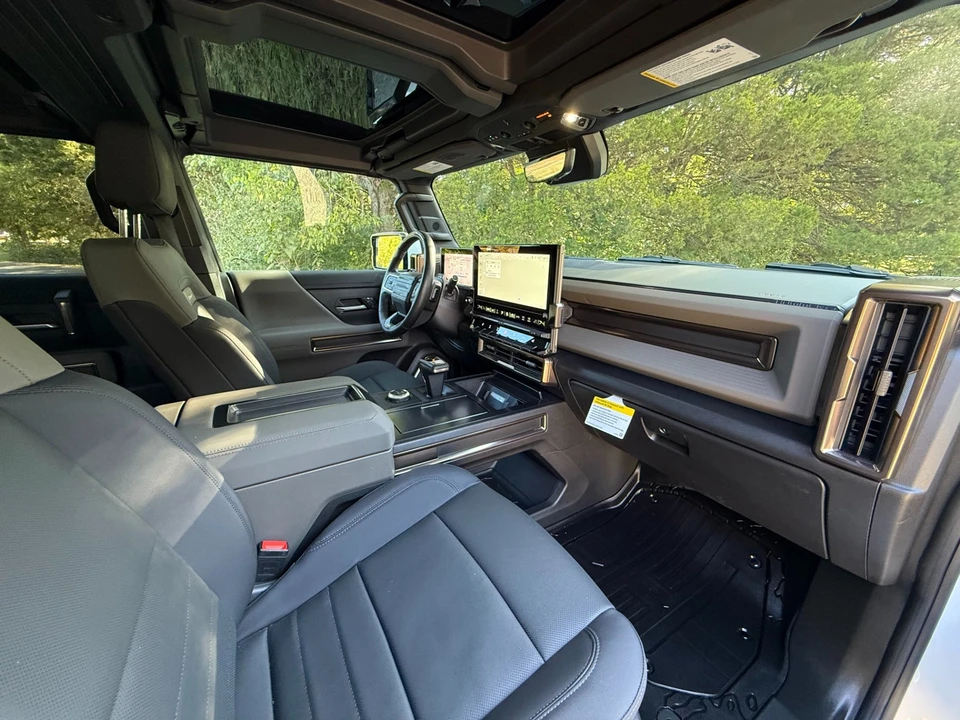 2025 GMC Hummer EV - Image 19 of 21