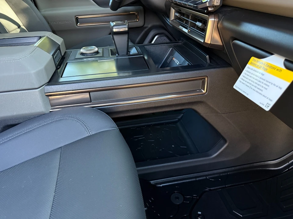 2025 GMC Hummer EV - Image 15 of 21