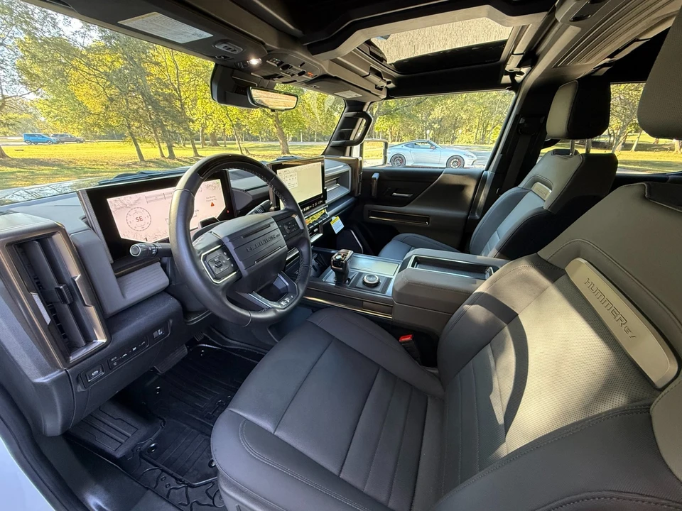 2025 GMC Hummer EV - Image 11 of 21
