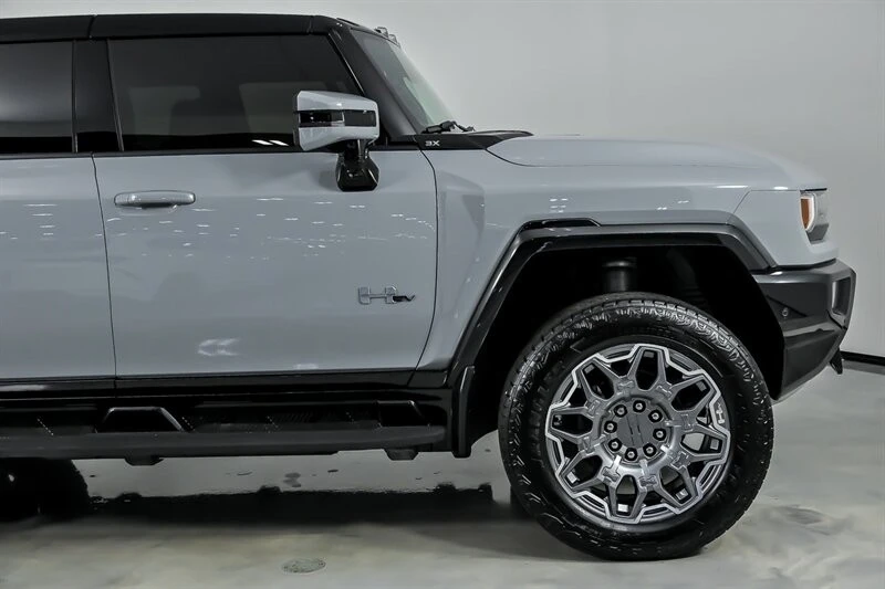 2025 GMC Hummer EV - Image 15 of 21