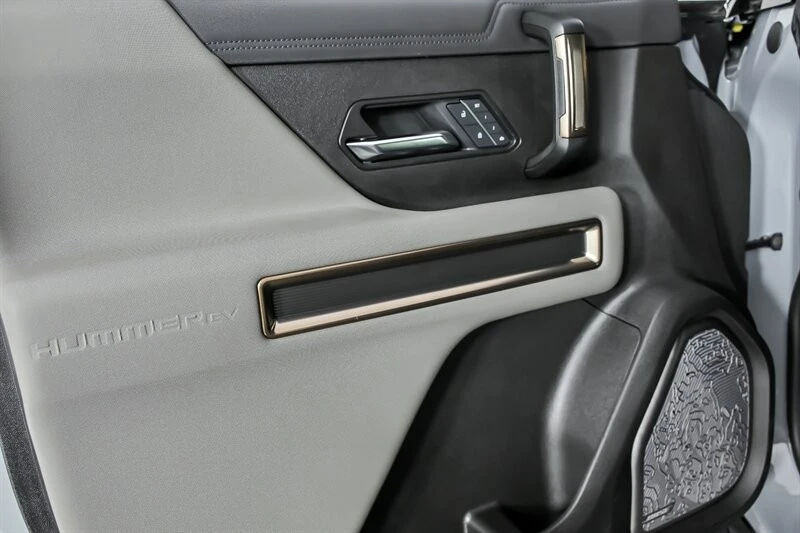 2025 GMC Hummer EV - Image 18 of 21
