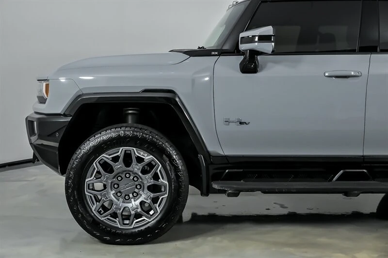 2025 GMC Hummer EV - Image 7 of 21
