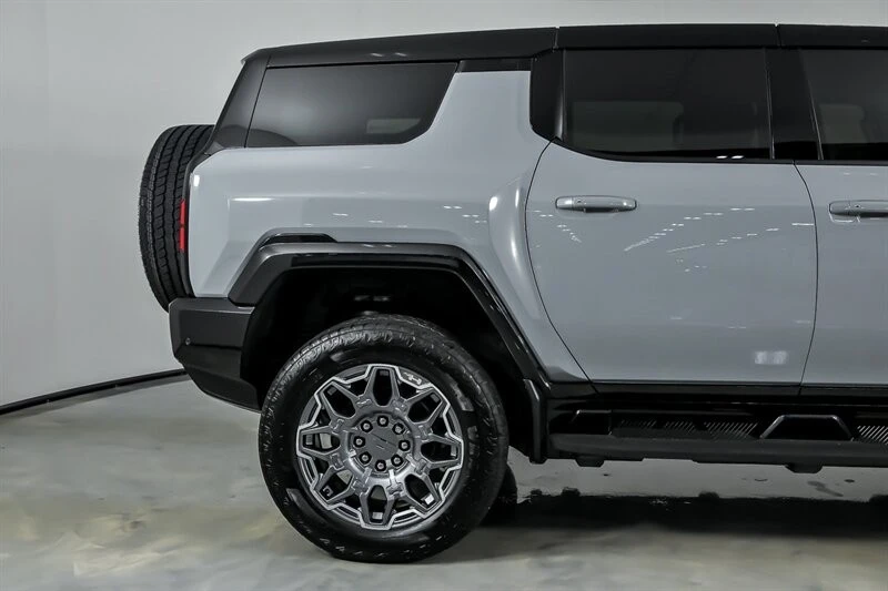 2025 GMC Hummer EV - Image 13 of 21