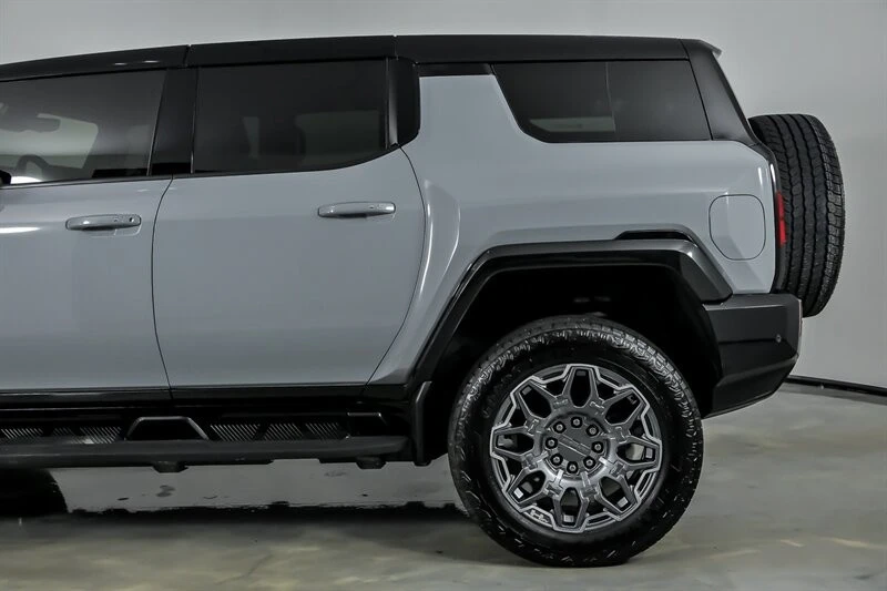 2025 GMC Hummer EV - Image 9 of 21
