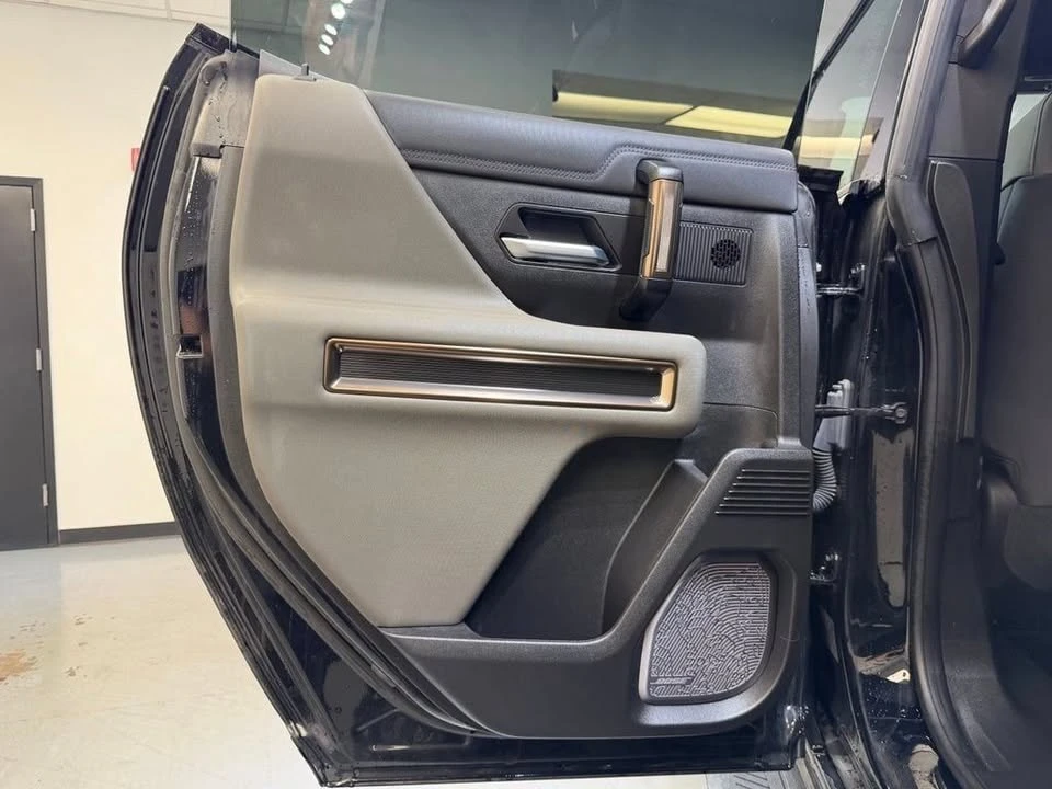 2025 GMC Hummer EV - Image 11 of 17