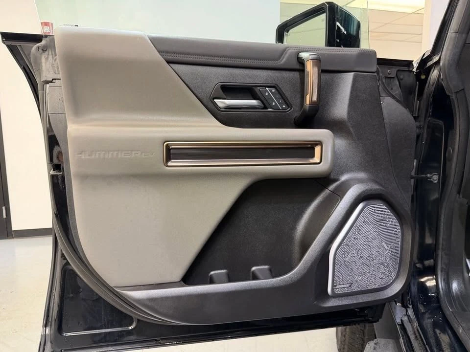 2025 GMC Hummer EV - Image 8 of 17