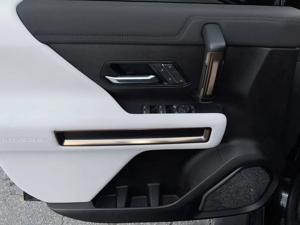 2025 GMC Hummer EV - Image 15 of 20