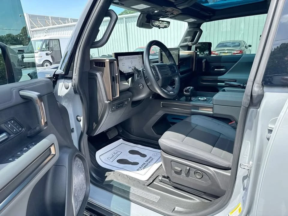 2025 GMC Hummer EV - Image 12 of 20