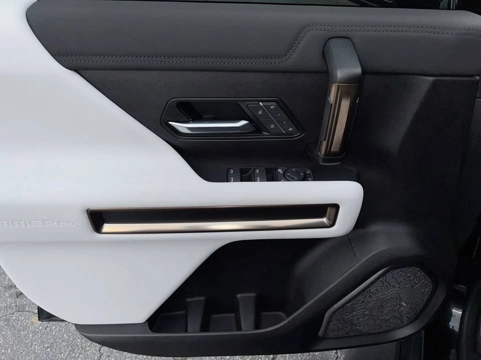 2025 GMC Hummer EV - Image 14 of 20