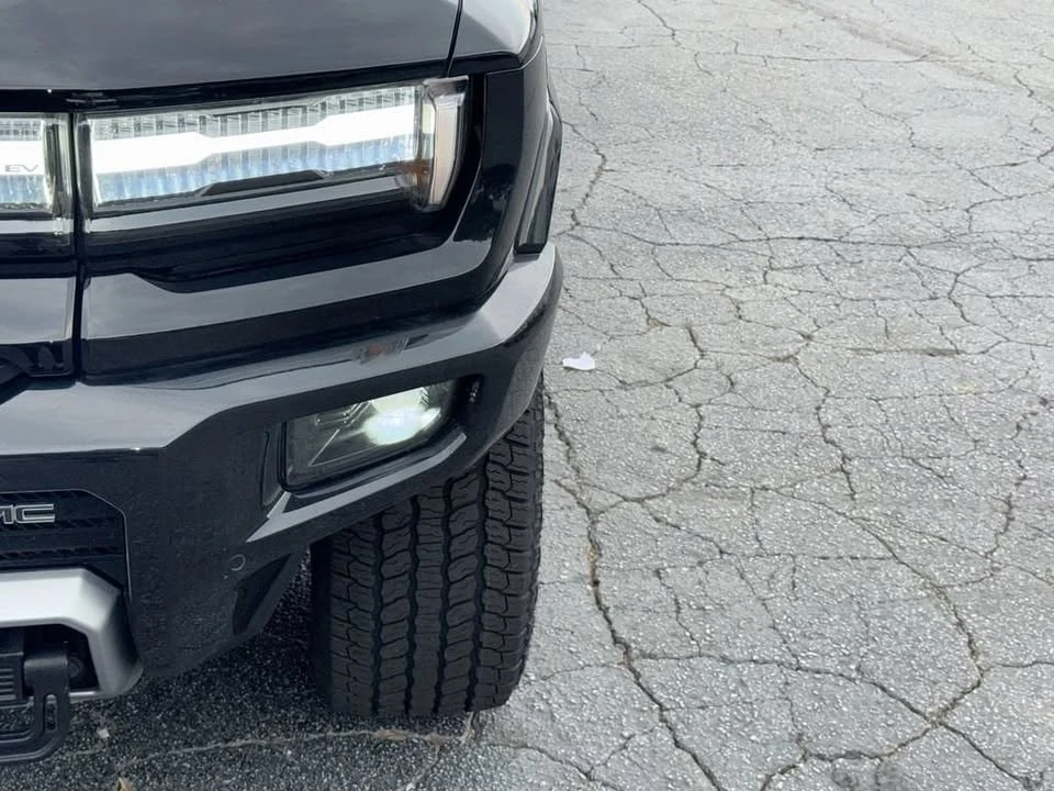 2025 GMC Hummer EV - Image 9 of 20