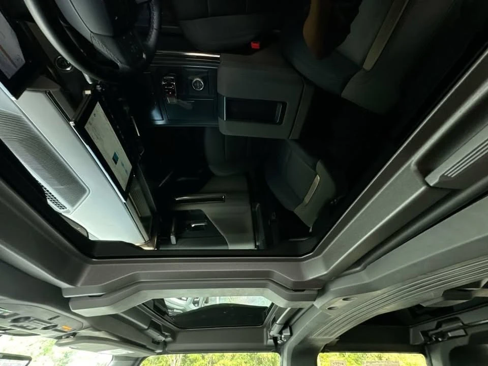 2025 GMC Hummer EV - Image 19 of 20