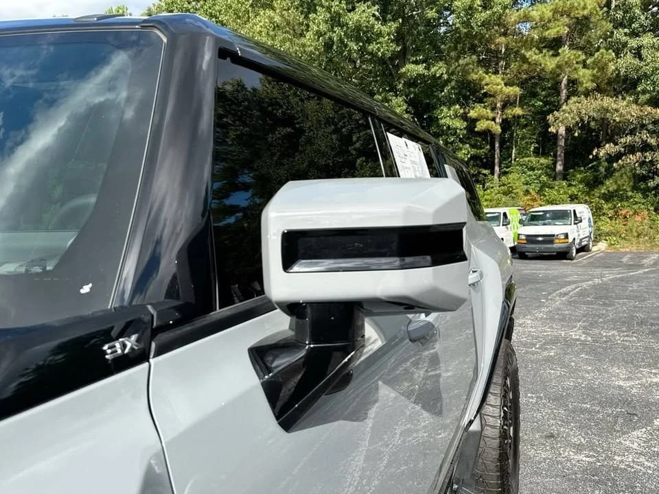 2025 GMC Hummer EV - Image 10 of 20