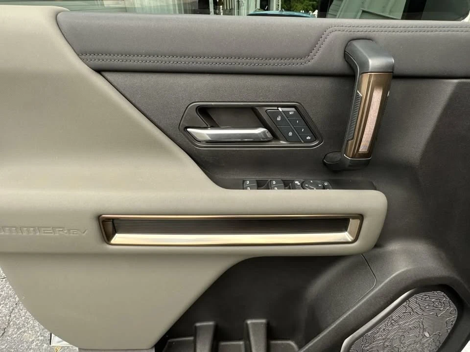 2025 GMC Hummer EV - Image 14 of 20