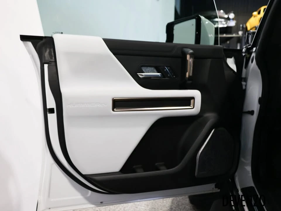 2025 GMC Hummer EV - Image 11 of 20