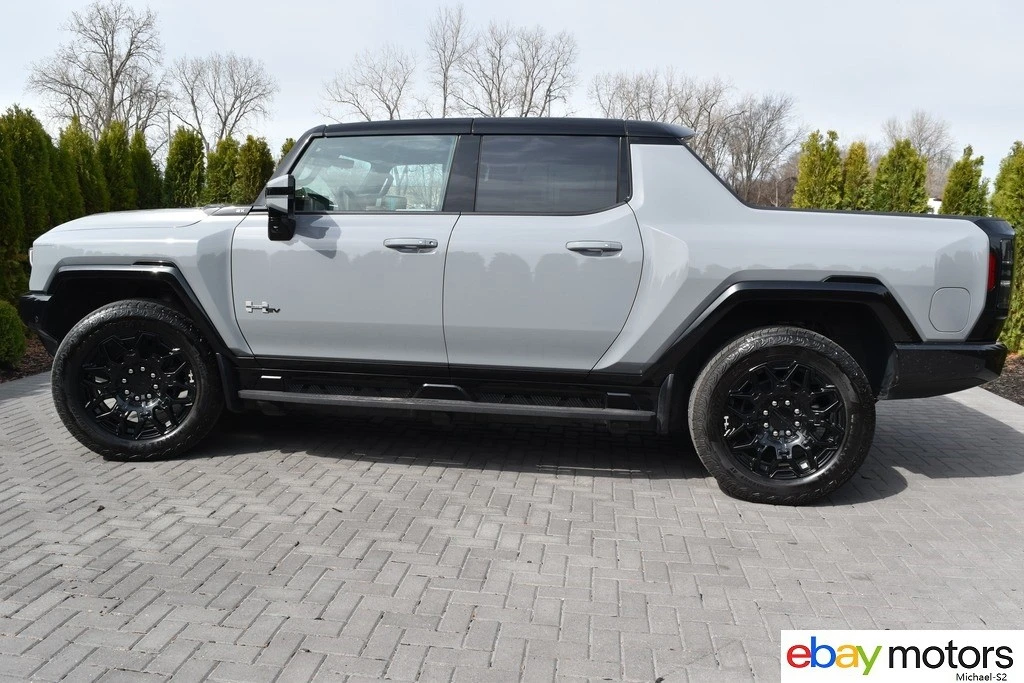 2025 GMC Hummer EV - Image 9 of 24