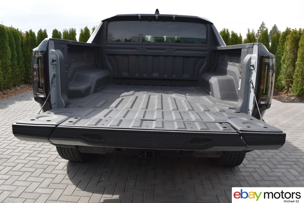 2025 GMC Hummer EV - Image 7 of 24
