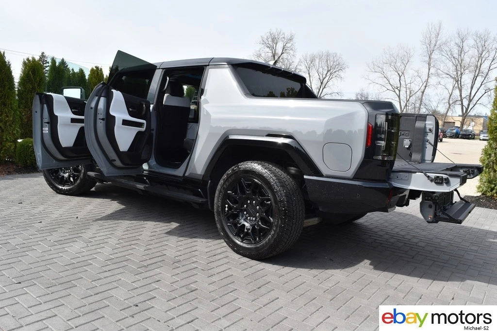 2025 GMC Hummer EV - Image 19 of 24