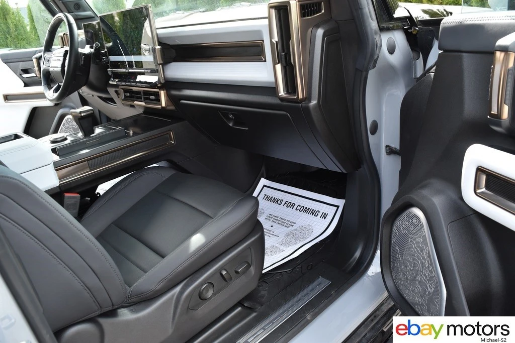 2025 GMC Hummer EV - Image 16 of 24