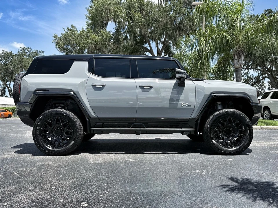 2025 GMC Hummer EV - Image 11 of 12
