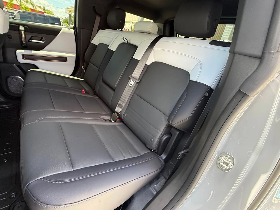 2025 GMC Hummer EV - Image 10 of 12