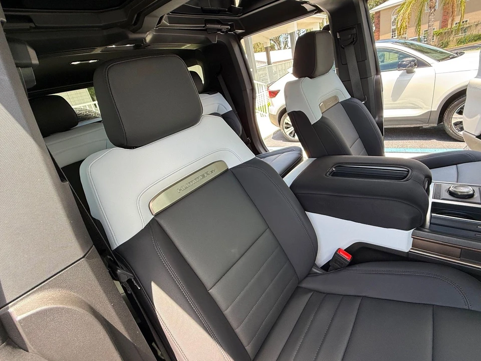 2025 GMC Hummer EV - Image 8 of 12