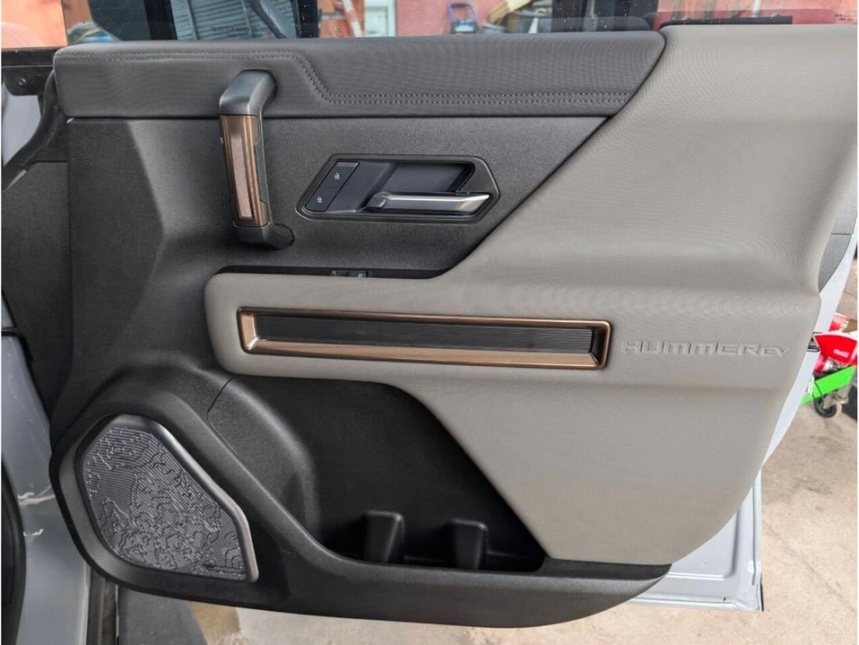 2025 GMC Hummer EV - Image 11 of 20