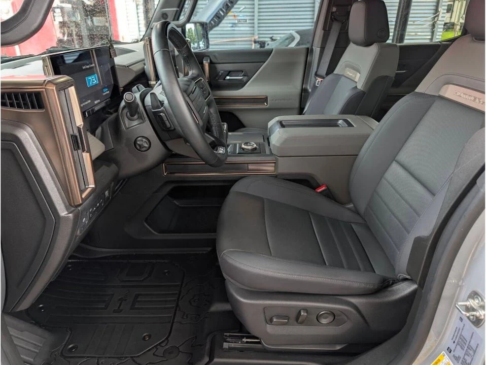 2025 GMC Hummer EV - Image 16 of 20
