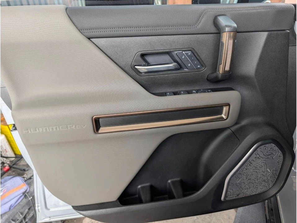 2025 GMC Hummer EV - Image 10 of 20