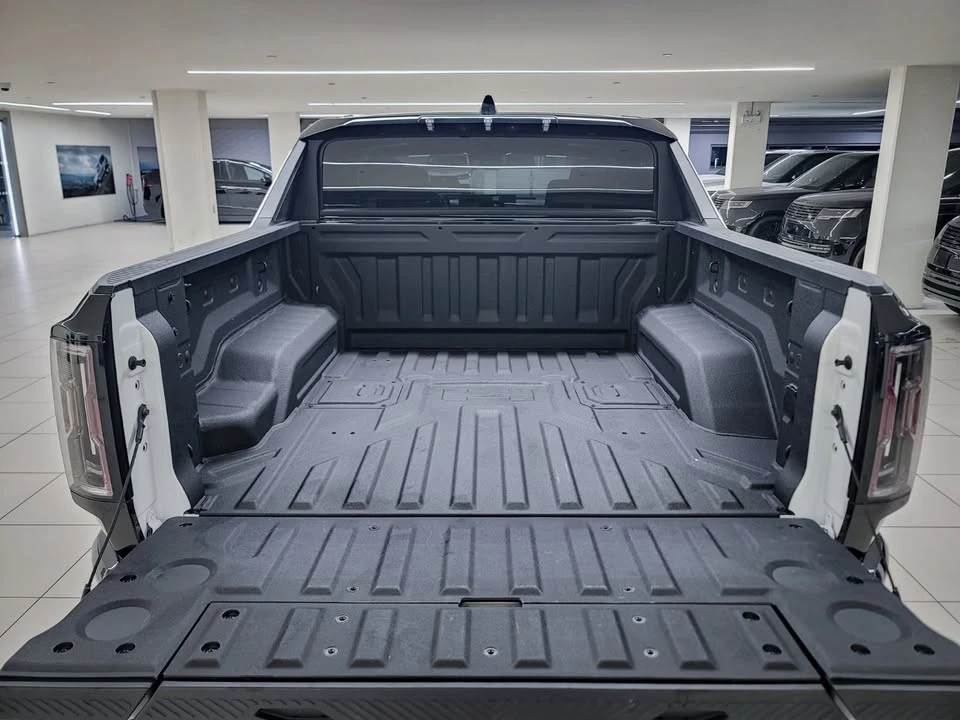 2025 GMC Hummer EV - Image 20 of 20