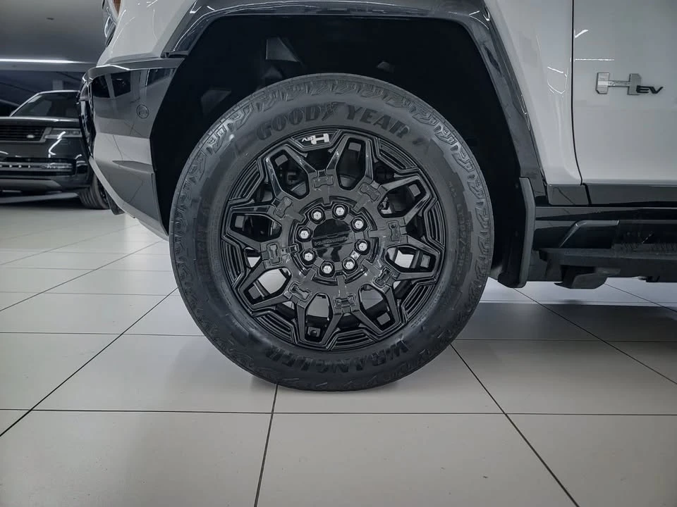 2025 GMC Hummer EV - Image 8 of 20